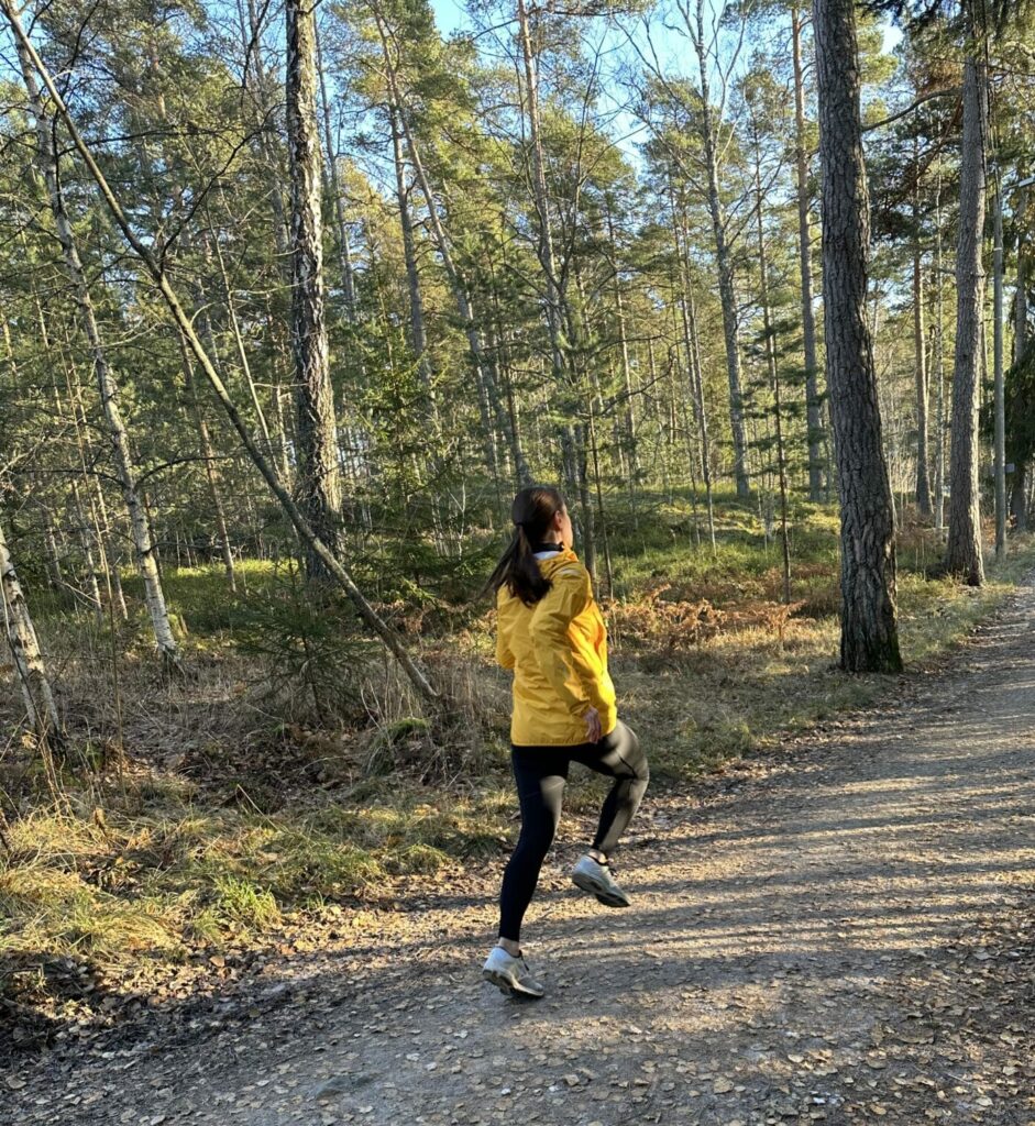 nainen juoksemassa metsässä